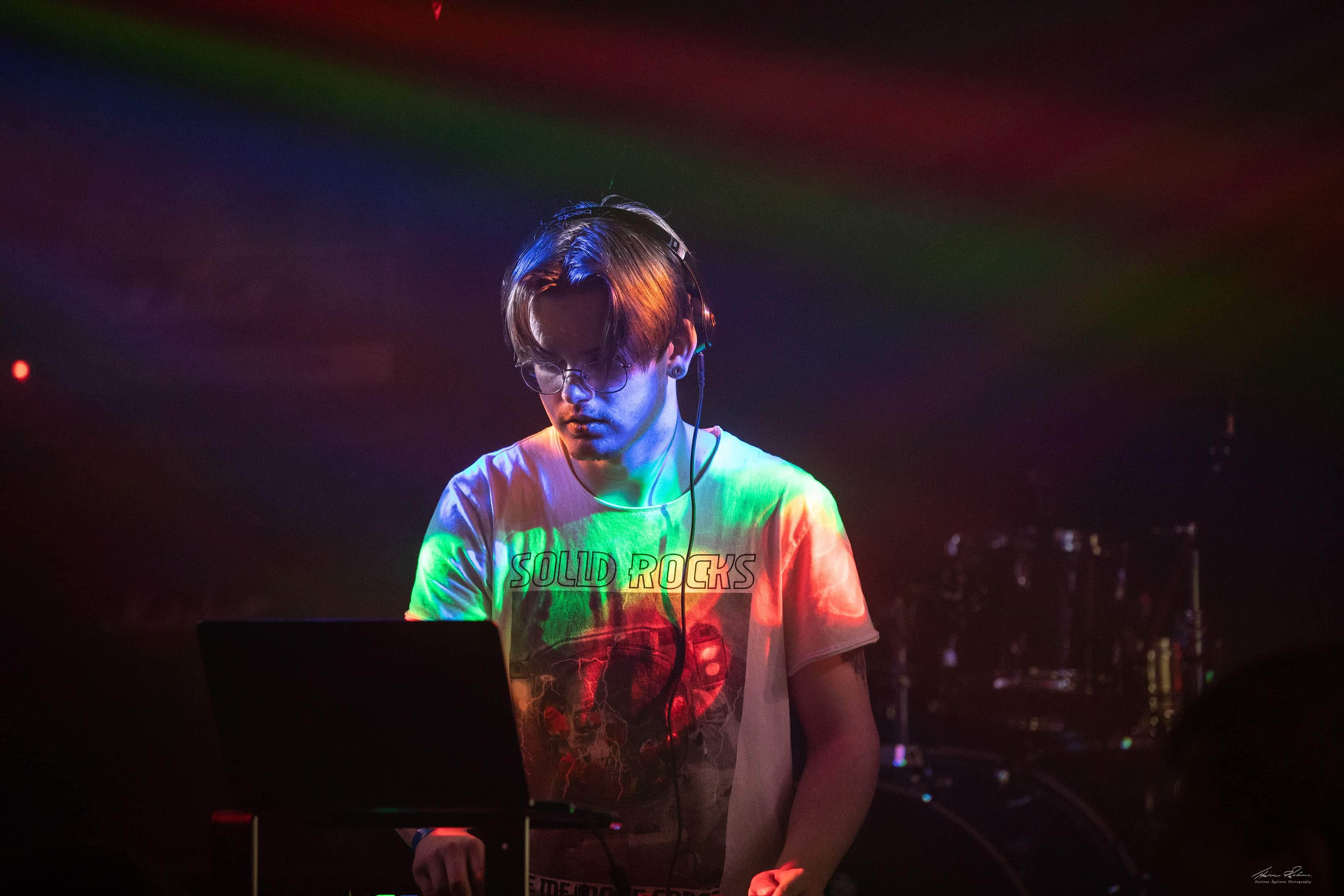 Ean performing at the decks